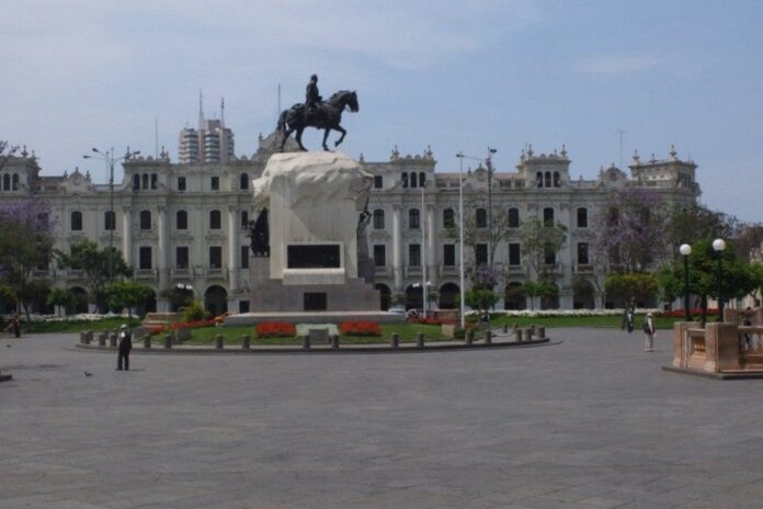 Conociendo-la-historia-de-Lima-Photowalk-en-el-centro-de.JPG