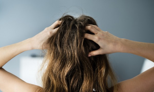 Cómo el entrenamiento del cuero cabelludo hace que tu cabello sea menos grasoso Cómo el entrenamiento del cuero cabelludo hace que tu cabello sea menos grasoso