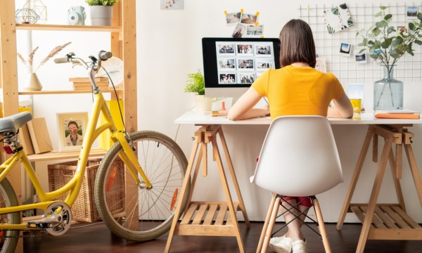 Young-woman-works-from-home-Jeune-femme-travaillant-de-la-maison-1600171834-600x360.jpg