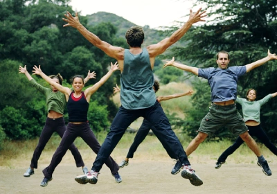 personas ejercitandose sin gimnasio