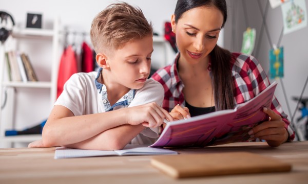 madre ayudando a su hijo con las tareas madrea ayuda a su hijo a realizar tareas